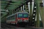 Von Marchegg kommend auf dem Weg nach Wien-Sd Ost befindet sich 5147 009 am Abend des 21.7.2006 als R 2585 auf der Brcke ber die Donau kurz vor dem Halt in Wien Praterkai.