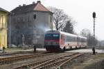 Die Kraftstoffverbrennung scheint nicht ideal zu sein. GySEV 446 517-1 (ehemals ÖBB 5147) als R 7719 von Wr. Neustadt nach Sopron am 08.März 2014 auf der EK mit der Kossuth Lajos beim Bf. Sopron-Deli.