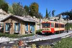 *Modell*  Der 5090 001 steht im September 2026 an einem warmen Herbsttag im Bahnhof Wiesach und wartet die Kreuzung mit einem Gegenzug ab.