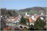 Vor dem malerischen Stadtbild von Waidhofen/Ybbs fahren 5090 010+013 als  Citybahn Waidhofen , dem verbliebenen Abschnitt der ehemaligen Ybbstalbahn, Richtung Gstadt.