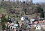 Die beiden 5090  Citybahn Waidhofen  beim Befahren des Viadukts in Waidhofen/Ybbs. Rechts im Hintergrund ist die Wallfahrtskirche Sonntagberg zu sehen. 30.03.11