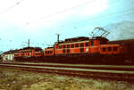 Zwei Lokomotiven der österreichischen Lokbaureihe 1020 (1020.23 und 1020.18), Bahnhof Arnoldstein (1983)