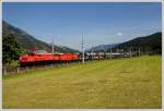 1020.018 der IG Tauernbahn und 1044.40 vor dem SDG 90454 von Villach nach Hall in Tirol am 22.8.2008 bei der Bergfahrt am Pa� Grie�en ca.