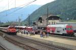 �BB 1020 und Railjet bei der   gro�en Fahrzeugparade   am 5.7.09 anl��lich 100 Jahre Tauernbahn in Mallnitz. Rechts au�en ist der Auto�berstellzug zu erkennen.  5.7.09
