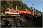 �GEG 4010 009 als SLP 14268 nach Bischofshofen neben �GEG 1020.37 mit dem �ber das Ennstal umgeleiteten 90407 am 4.10.2010 beim Halt in Mandling.