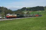 Re 4/4 I 10034 und 1020 042-6 fahren am 21.09.2013 mit einen Fotoextrazug von Biberbrugg Richtung Rothenthurm.