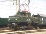 Erinnerungen an Strasshof/N� 1987 bei der Jubil�umsparade.
Verschub E-Lok 1061.02(1926)mit einem Personenzug.(Archiv P.Walter)
