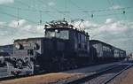 1089.02 Anfang April 1975 vor einem Regionalzug nach Kammer-Schörfling im Bahnhof Attnang-Puchheim. Sorry für den angeschnittenen Puffer...