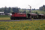 ÖBB 1245.03 hat Wagen übernommen beim Hartsteinwerk Kitzbühel und wartet auf Abfahrt zum Bahnhof Kitzbühel, am 15.05.1986.
Scan von Kodak Vericolor III Film.