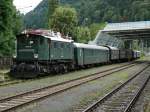 1245.04 steht mit einem historischen Zug im Bhf von Zell am See und wartet auf die Abfahrt in Richtung W�rgl. Aufgenommen am 04/08/2009.