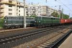 2143 040-0 macht am 28.August 2019 gerade eine Verschubpause während die CZA 1010.10 mit dem 61891 (Neunkirchen - Moosbierbaum) in den Bahnhof Jedlersdorf einfährt.