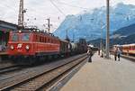 Im September 1986 durchfährt 1010.14 mit einem Güterzug den Bahnhof Bischofshofen (Neubearbeitung eines bereits veröffentlichten Bildes)