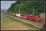 1010 003 + 1044 225 ziehen am 14.05.2002 den Güterzug G53345 bei Terfens durchs Inntal.