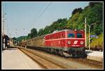 1010 006 fährt am 23.08.2000 mit einem Güterzug durch Velden am Wörthersee.