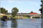 1010 003 fhrt mit einem Soderzug von Wien FJB nach Bad Deutsch Altenburg und zurck. Die Aufnahme entstand am Abend des 29. Mai 2011 am Ufer des Donaukanals. 