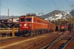 1010.005 mit G.Z. 1041.001 als Verschubreserve Schwarzach/St.Veit. Oktober 1988