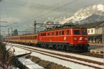 Vor der Kulisse des  Wilden Kaisers  wartet 1010.017 mit D-519 im Februar 1988 in St.Johann/T.