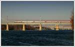  Rail Cargo Austria  1014.011 vor dem EC 71 (Prag nach Wien) bei der Querung der Stadlauer Brcke (Ostbahnbrcke) ber die Neue Donau, zwischen den Haltestellen Lobau und Praterkai in Wien am 26.01.2008.
