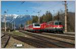 1142 616 als Vorspann eines Autoganzzuges ber den Semmering zwischen Gloggnitz und Mrzzuschlag, aufgenommen am 10.4.2008 bei der Durchfahrt in Eichberg.