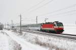 21.2.09 Eine 1014 im Schnee, mit der passenden polnischen Garnitur sticht das Triebfahrzeug schn heraus. Das Frieren hat sich ausgezahlt. Zwar konnte ich die Finger nach dem Bild nicht mehr bewegen dafr gibts ein Bild mit der 1014 015 am EC 104  Sobieski  von Wien Sdbahnhof Ostseite nach Warschau. :-)