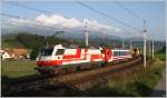 Und wieder einmal gab es Messfahrten mit der Baureihe 1014.Am ersten Messtag wurde zwischen St.Veit an der Glan und Neumarkt in der Steiermark gefahren.Hier sieht man den Messzug bei der berstellfahrt von St.Veit nach Knittelfeld mit den Loks 1014 011  Rail Cargo  und 1014 014 nahe Neumarkt.
21.9.2011