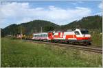 Und wieder einmal gab es Messfahrten mit der BR 1014 in der Steiermark.Am zweiten Messtag wurde unter anderem im Palten-Liesingtal und im Murtal gefahren.Hier fahren die beiden E-Loks 1014 011  Rail Cargo  und 1014 014 von Wald am Schoberpass nach Knittelfeld. 
22.9.2011

