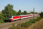 Eine kleine Hommage an die Reihe 1014: Aufgenommen mit dem farblich fast perfekt passenden IC 405, aufgenommen in Lanzendorf-Rannersdorf am 5.8.2007.