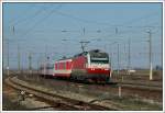 ER 9447 von Wien Sdbahnhof nach Tatabanya, bespannt mit der ehemaligen CAT Maschine 1014 005, am 11.7.2007 im Bahnhofsbereich Gramatneusiedl.