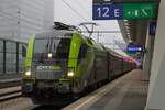 1016 014 steht mit Ihrem Nightjet von Hamburg Altona am Wiener Hauptbahnhof auf Gleis 12.