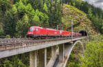 1016 008-5 und 1016 016-8 überqueren mit einem Güterzug, in Richtung Mallnitz, die Kaponiggraben-Brücke bei Obervellach.