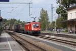 1016 029 der ÖBB mit Güterzug bei der Durchfahrt durch den Bahnhof Aßling nach Süden (Strecke München - Rosenheim).