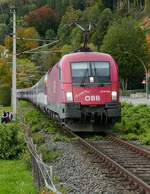 Zwischen Hörbranz und Bregenz hat 1016 007 'Sonny Boy' am 20.10.2019 die Wagen des IC 119  BODENSEE , Lindau - Innsbruck, am Haken.