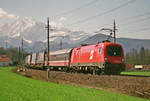 01. April 2001 bei Salzburg-Elsbethen: Der Taurus 1016 021 hat die Tauern hinter sich gelassen und wird mit der  Rollenden Landstraße  in Kürze Salzburg erreichen.