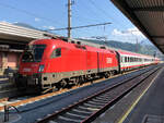 1016 046 wartet mit REX 5333 am Bahnsteig 6 auf die Abfahrt nach Kufstein.