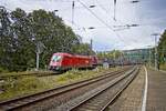 1016 031 der ÖBB mit einem LKW-Zug im Bahnhof Wuppertal-Zoologischer Garten (28.08.2021)