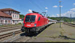 1016 043-2 (Siemens ES64U2) rauscht leicht verspätet in den Bahnhof Rottweil auf Gleis 5 herein.