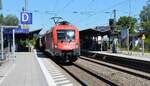 Am 4.8.2022 fährt die ÖBB 1016 043 mit einem gemischten Güterzug durch Gleis 1 im Bahnhof Prien am Chiemsee.
