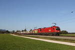 1016 005 und 1116 165  BIO Austria 1  waren mit einem gemischten Güterzug am 6. Oktober 2022 bei Übersee am Chiemsee in Richtung Salzburg unterwegs.