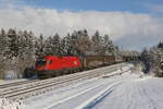 1016 018 war am 12. Dezember mit Schiebewandwagen von Salzburg in Richtung München unterwegs.