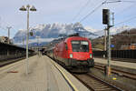 ÖBB 1016 011-9 steht mit dem EC 164  Transalpin  in Bischofshofen zur Fahrt nach Zürich HB. (28.12.2022)