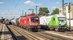 Am 9.8.22 fuhr der ÖBB-Taurus 1016 049 in Treuchtlingen mit seinem Güterzug nach München zwischen 445 075 auf Gleis 4 und der ER 20-01 durch.