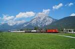 1016 007  Sunny Boy  mit einem kurzen Güterzug Richtung Innsbruck am 30.07.2020 vor dem Panorama der Hohen Munde an der Arlbergbahn bei Flaurling.