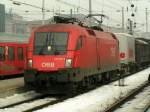E-Lok 1016 029-9 durchfährt mit einem Güterzug den Hauptbahnhof von Innsbruck am 04.02.06.