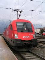 E-Loks 1016 029-9 und 1216 235-2 fahren mit ihrem Zug am 08.03.08 in den Hauptbahnhof von Innsbruck ein.