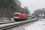 1016 007 mit einem gemischten Güterzug inklusive eines EC Wagens am 12.01.2013 in Aßling.