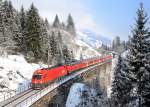 1016 020 + 218 400 mit einem Skisonderzug von der Südostbayernbahn nach Bad Gastein am 23.02.2013 am Hundsdorfer-Viadukt zwischen Bad Hofgastein und Angertal.