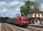 1016 002-6 durchfährt am 04.05.13 mit einem kurzen Stahlzug Aßling Richtung Salzburg.