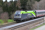Die CAT 1016 036 (City Airport Train ) vor dem IC 112 am 28.03.16 in der Nähe von Grabenstätt im Chiemgau.