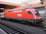 Düsseldorf Hbf. Eine Baureihe 1016 steht mit einem Nachtzug zur Abfahrt bereit. Datum: 18.04.2017