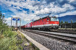 1144 109-6 und 1016 006-9 durchfahren mit einem Güterzug den Bahnhof Fürnitz.